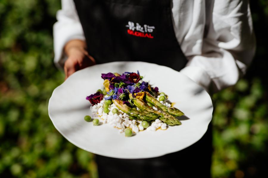 Grillad sparris med keso, ärtor & trädgårdsblommor